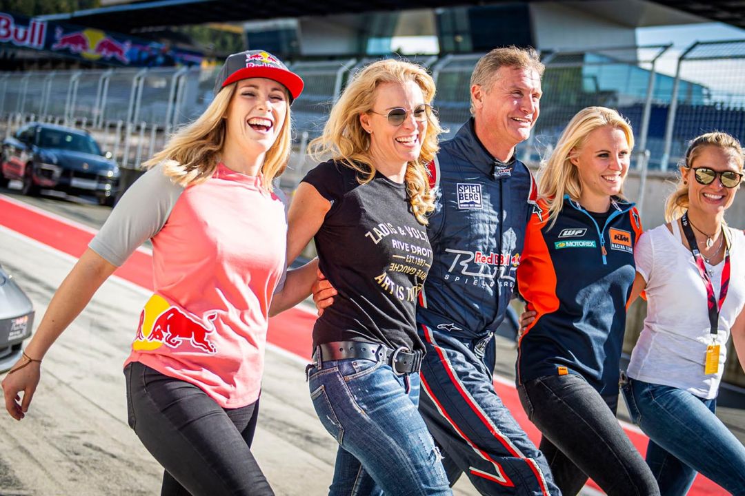 DAVID COULTHARD MIT 120 LADIES AUF DEM RED BULL RING